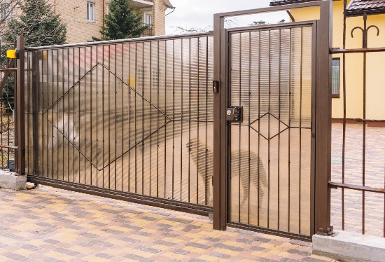 Купить ворота из профлиста с элементами ковки, с металлическими столбами в рамке или под дерево в Кимовске от 152281 руб